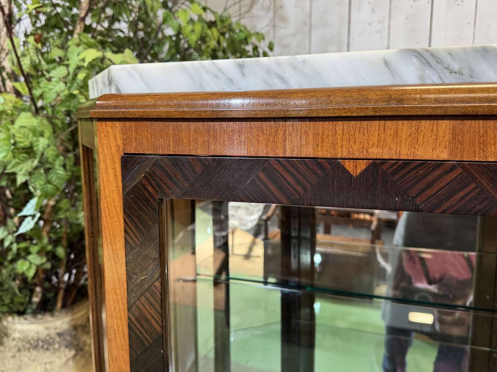 Vitrine Art déco en acajou, palissandre et dessus marbre blanc