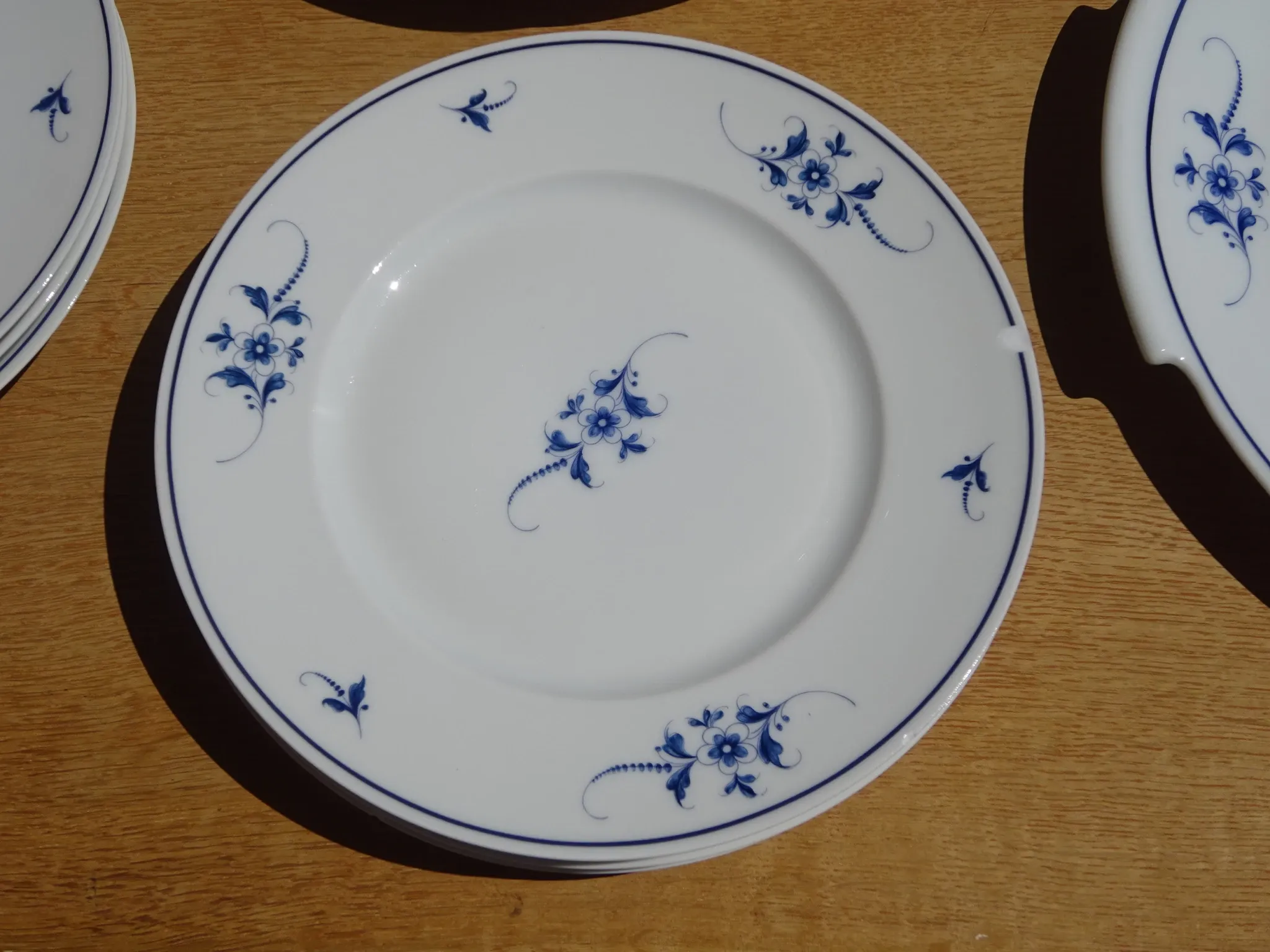 Fine Limoges porcelain dessert service: dish and 12 plates.