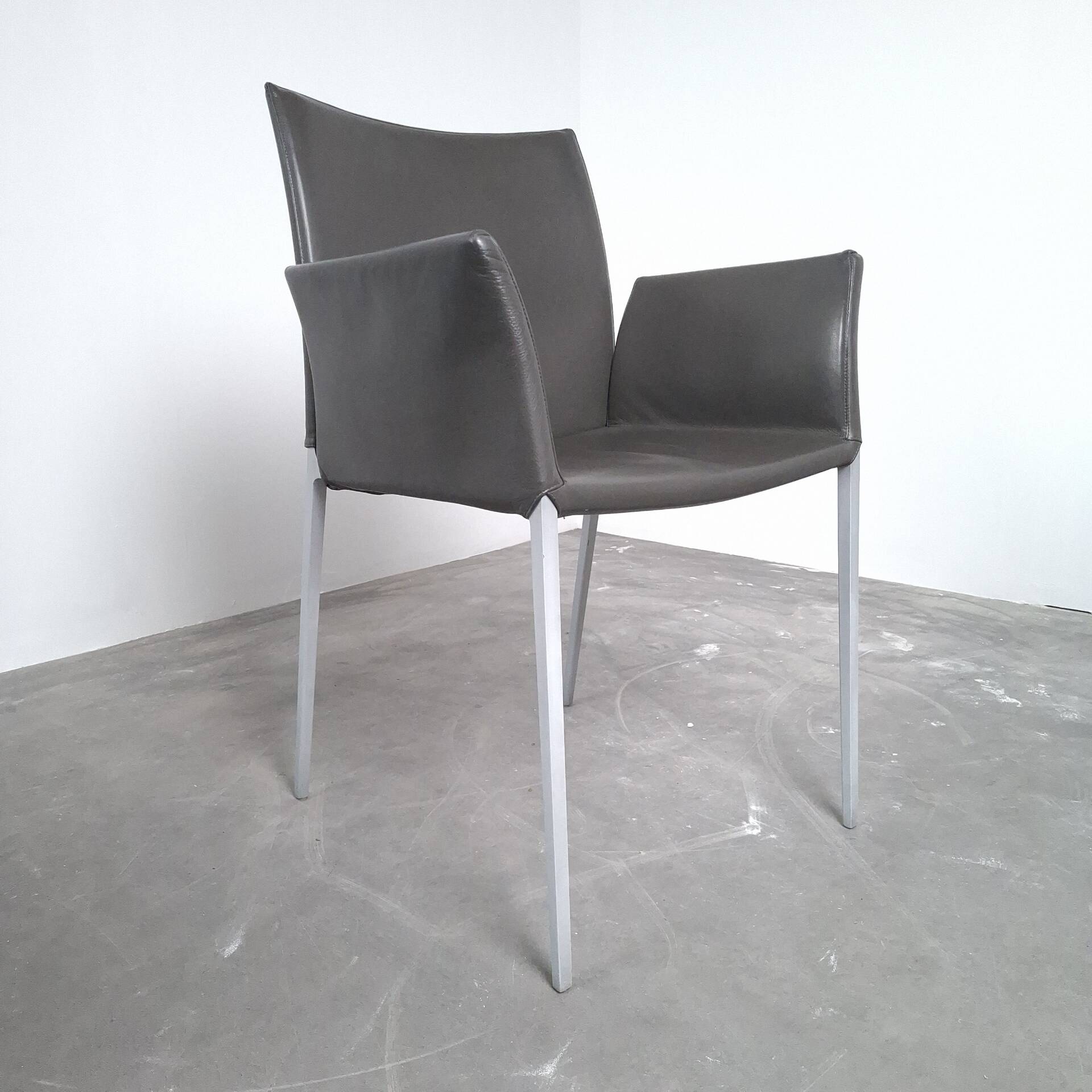2 chaises à accoudoir Zanotta modèle Lia design de Roberto Barbieri