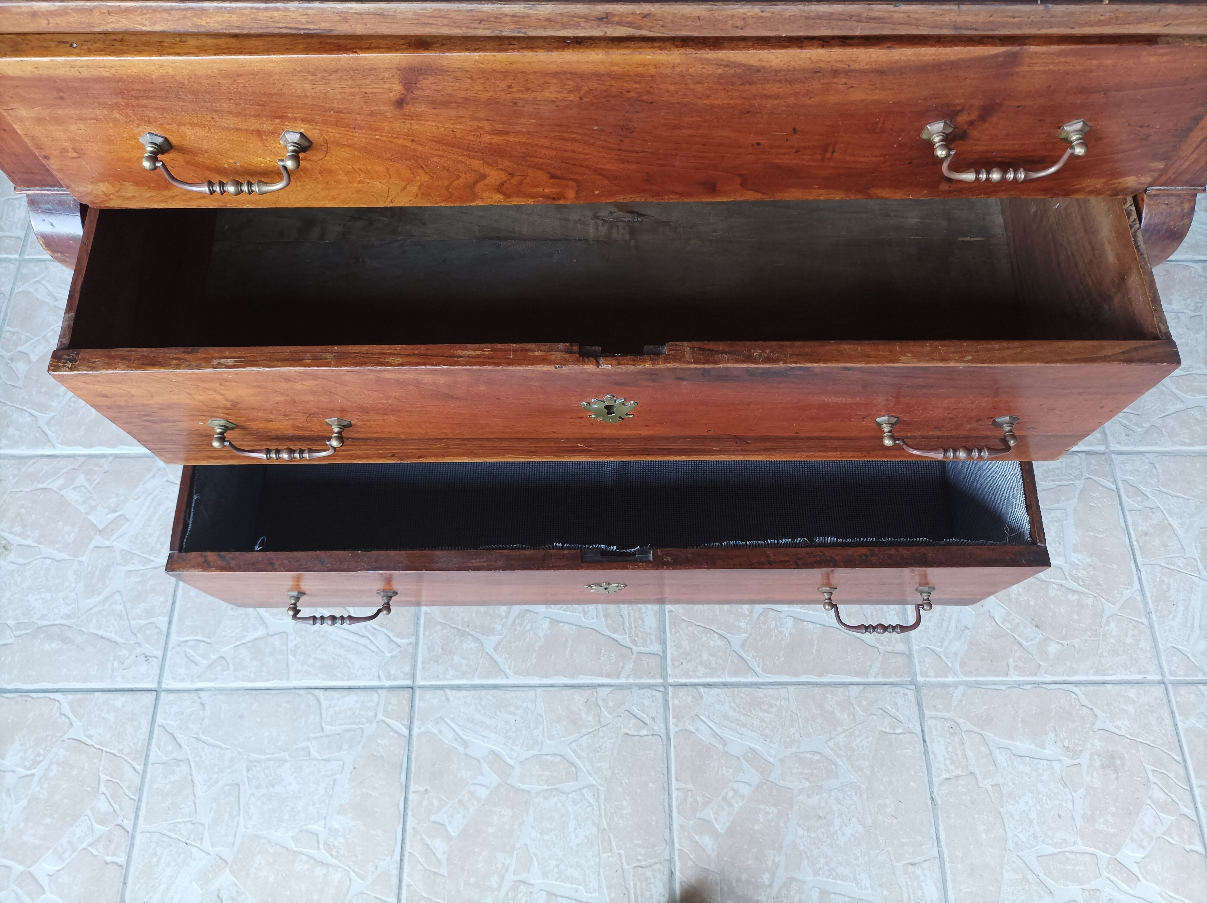 Cross-legged commode from the Restoration period in walnut.