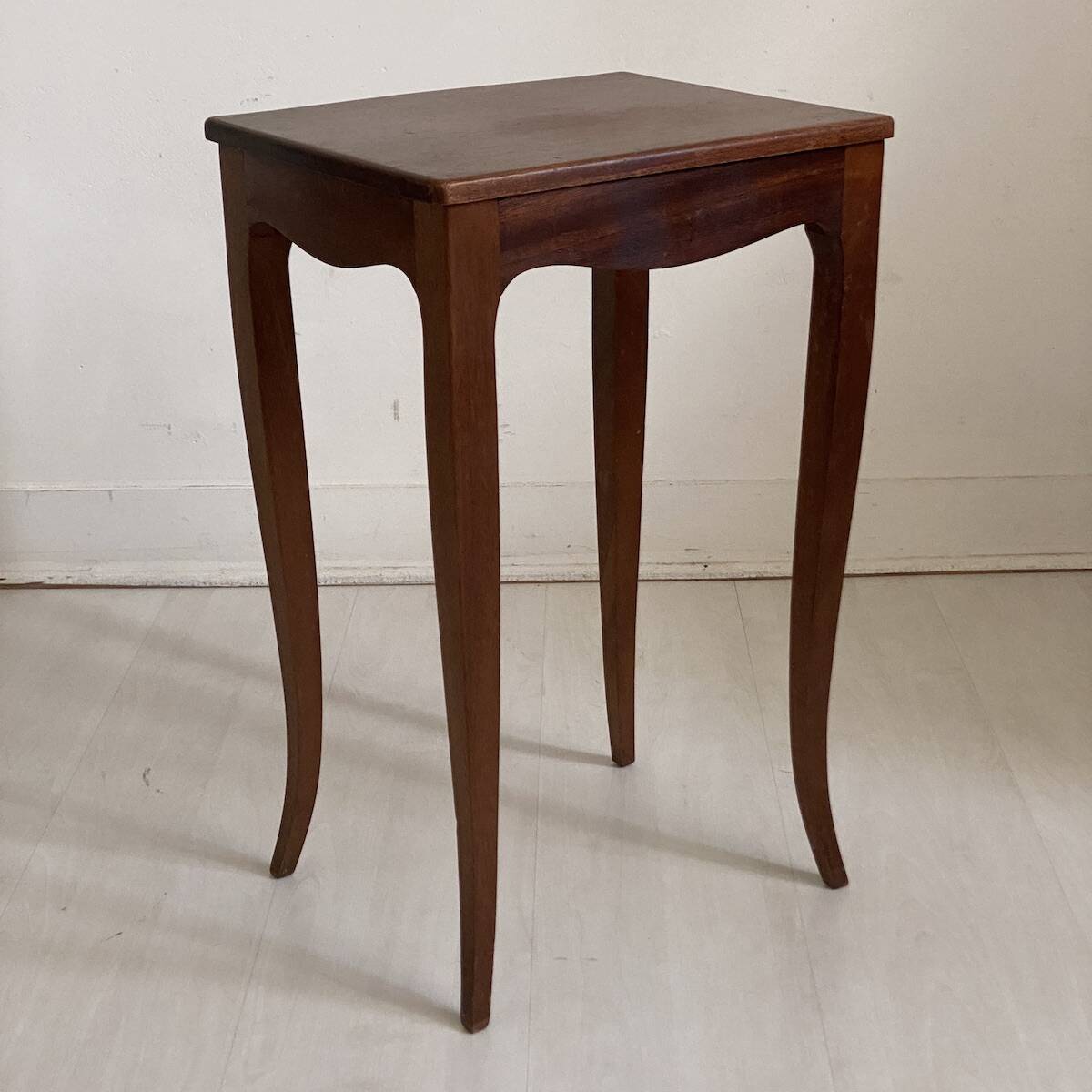 Petite table d'appoint à pieds cambrés de style Louis XV