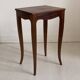 Petite table d'appoint à pieds cambrés de style Louis XV