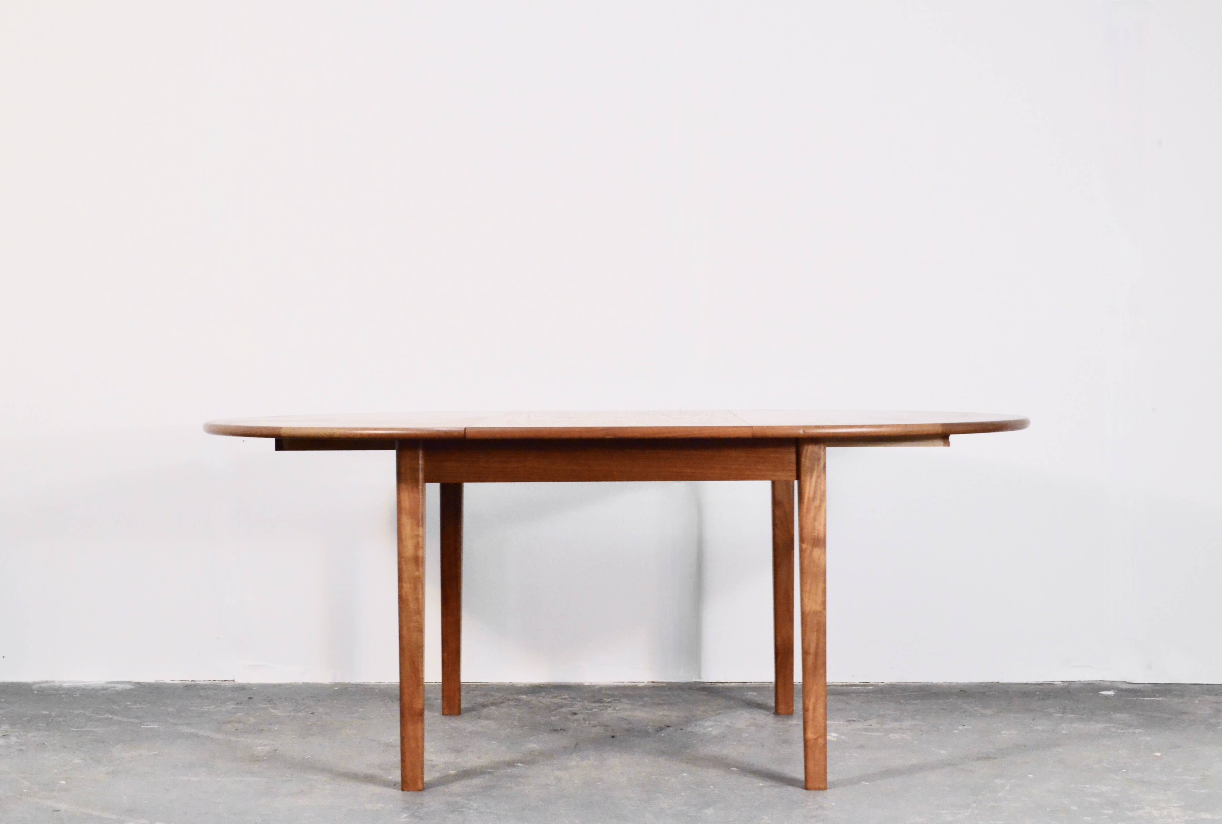 Table ronde extensible en teck danois des années 50.