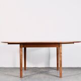 Table ronde extensible en teck danois des années 50.