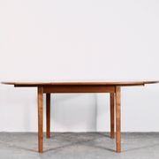Table ronde extensible en teck danois des années 50.