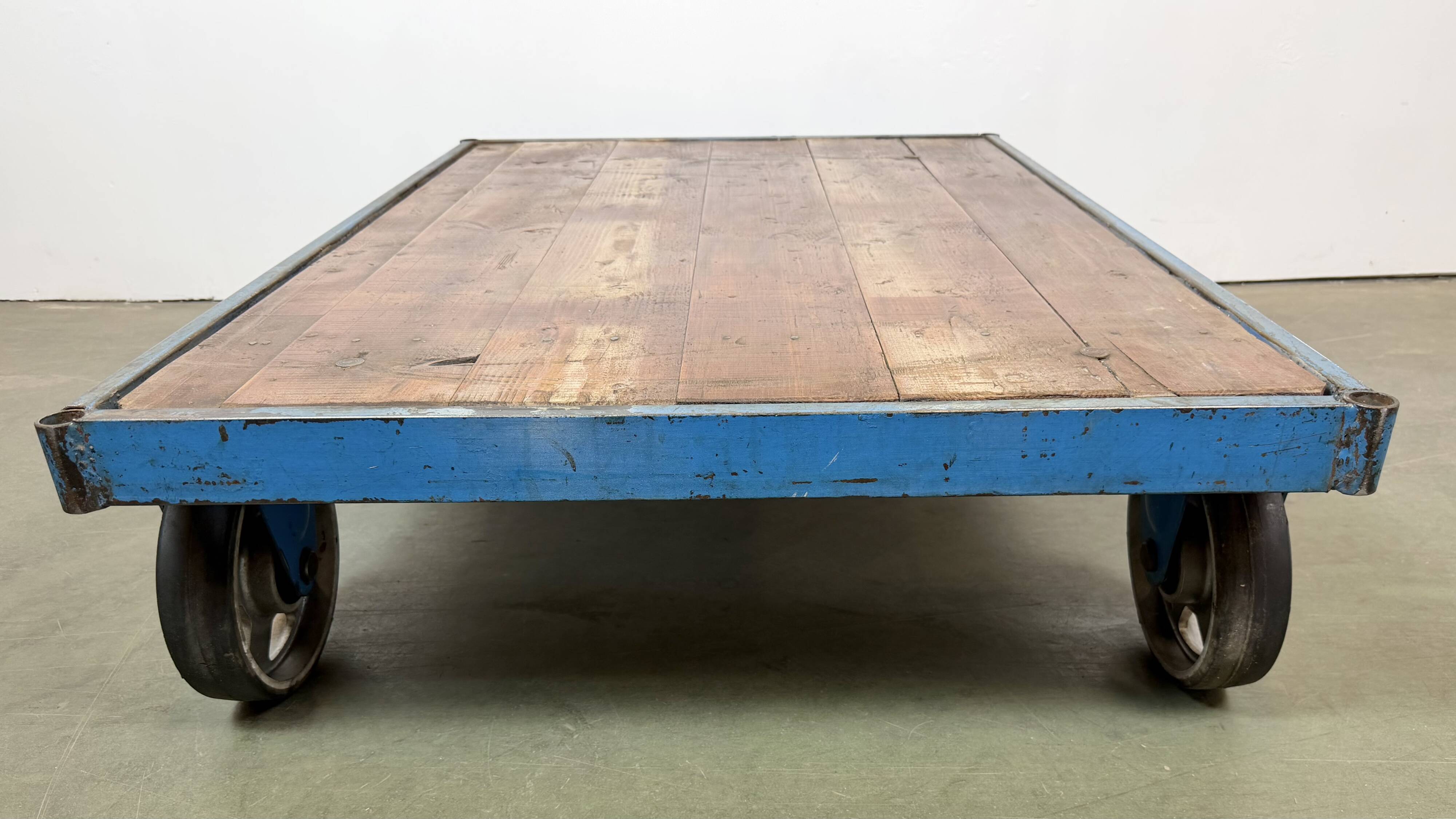 Table basse industrielle bleue, années 1960