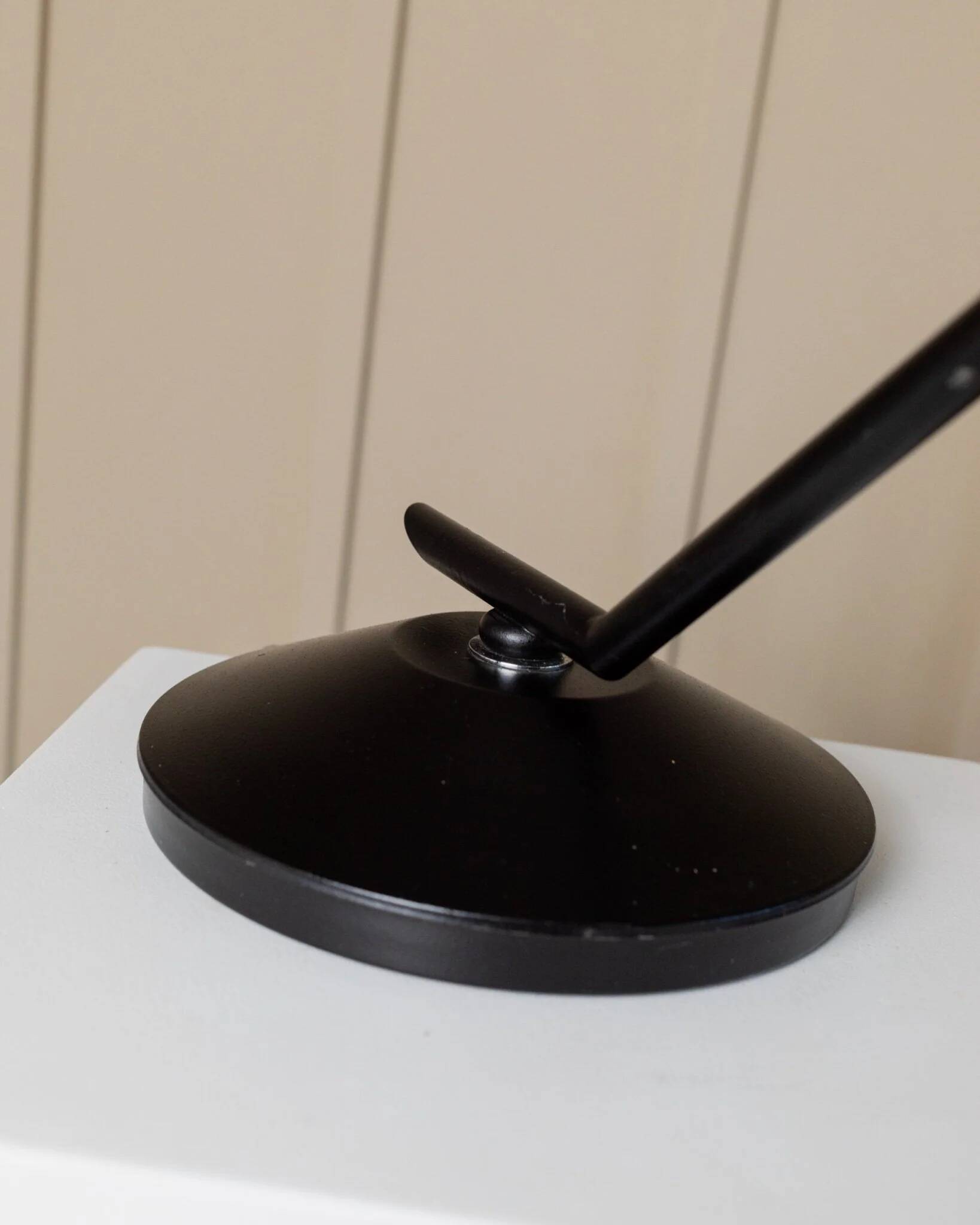 Vintage metal table lamp in Hollywood Regency style, black base with brass shade by Gigidi Iluminazione, 80s