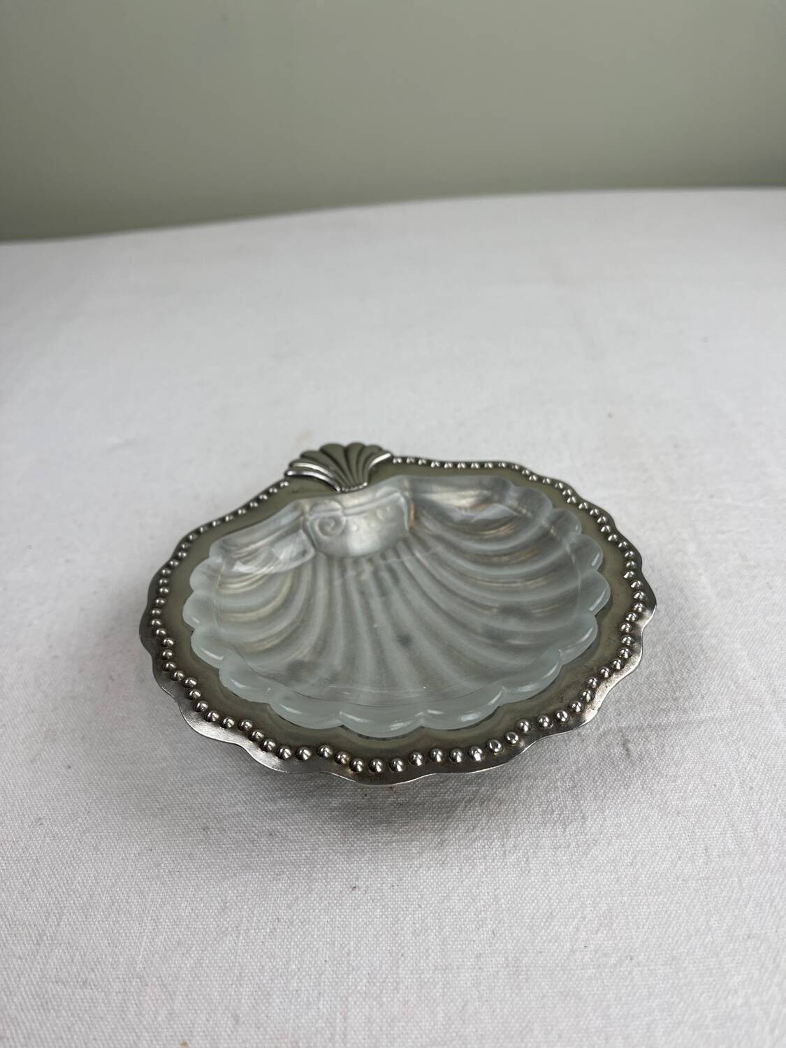 Shell-shaped catch-all tray