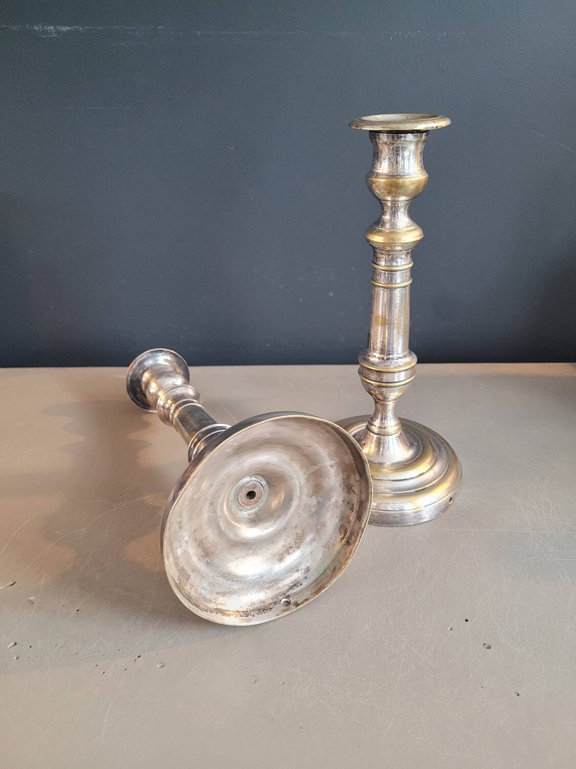 Paire de bougeoirs anciens en laiton argenté