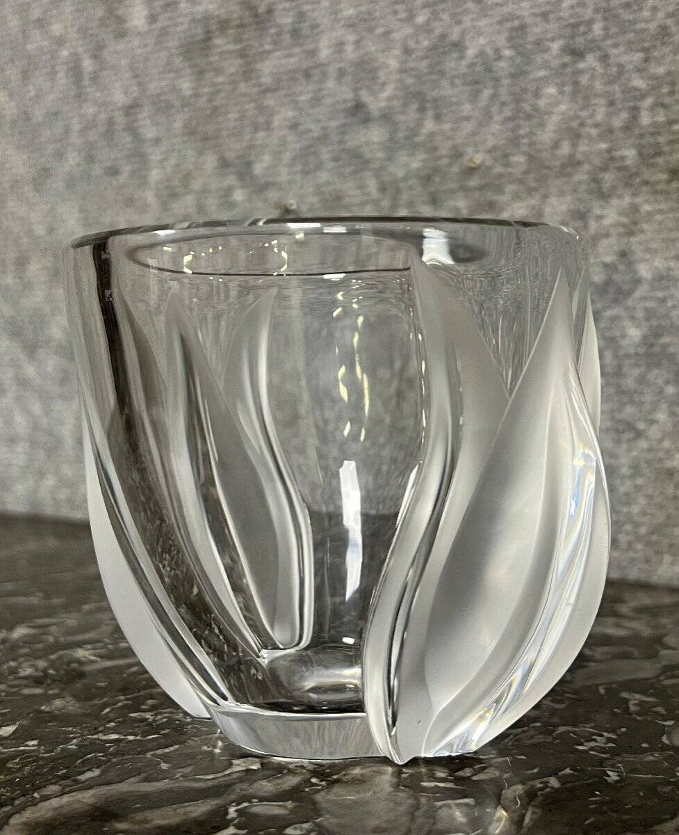 Lalique France: magnificent crystal tulip vase
