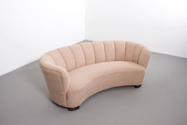 Canapé banane courbé danois en tissu de laine rose poudré, 1940s