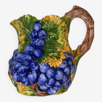 Carafe bunches grapes