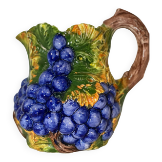 Carafe bunches grapes