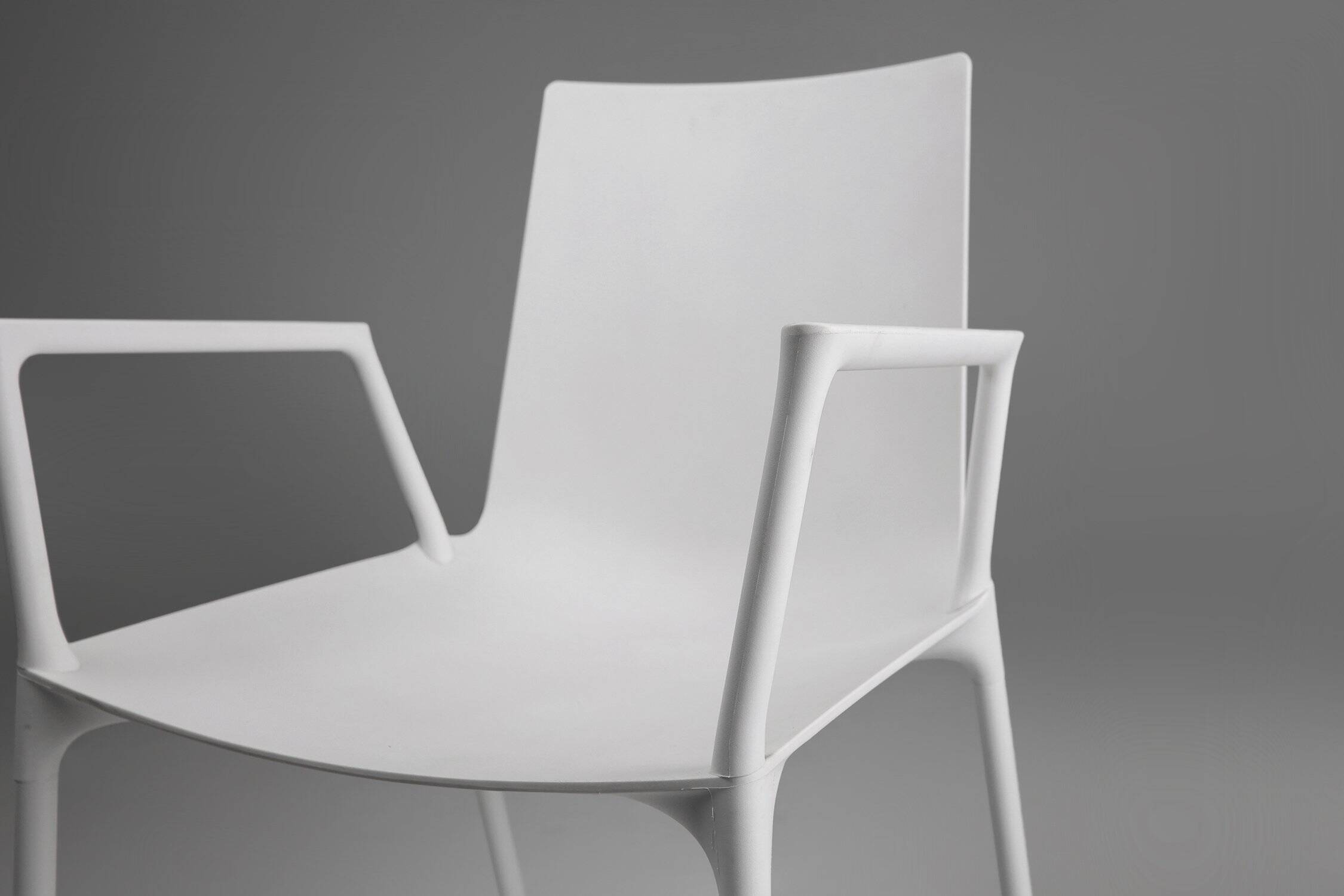 Chaise blanche design du 21e siècle avec accoudoirs, Belgique