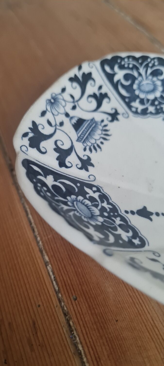 Serving dish in iron earth