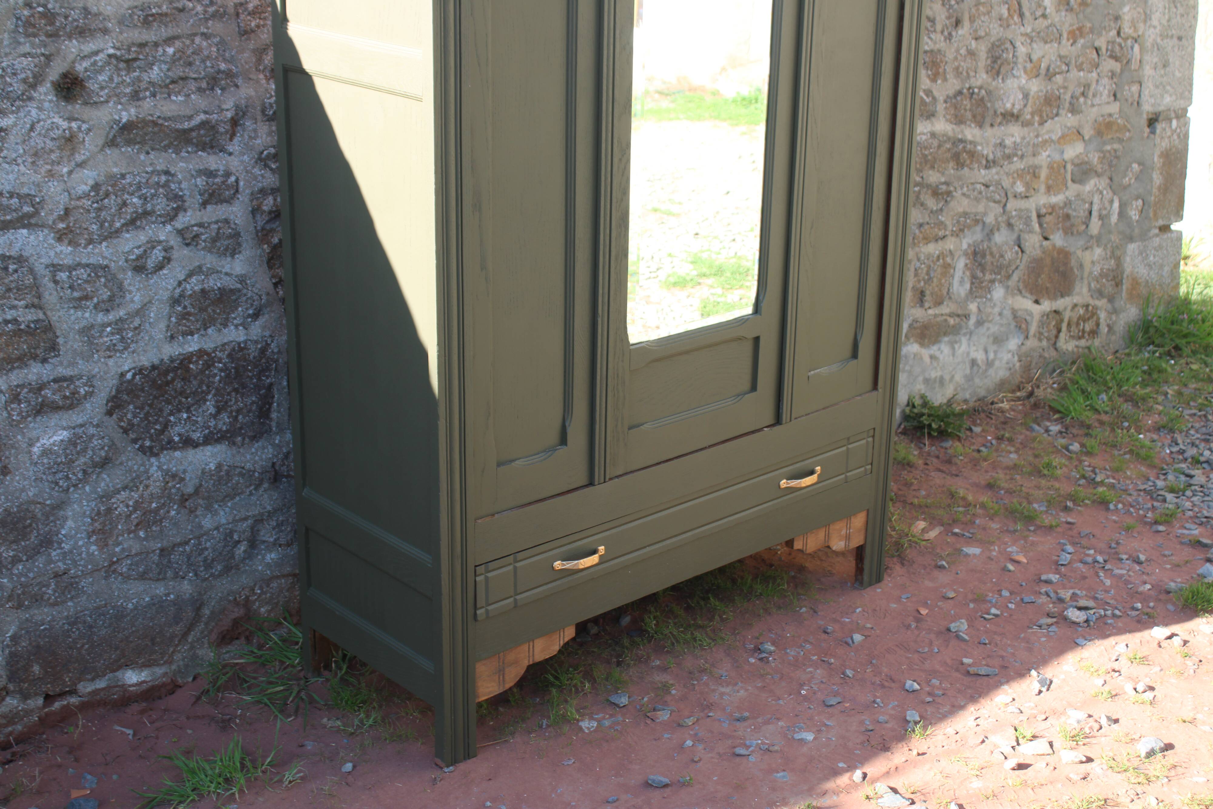 Art Deco wardrobe with three doors – Kaki Barda (Liberon)