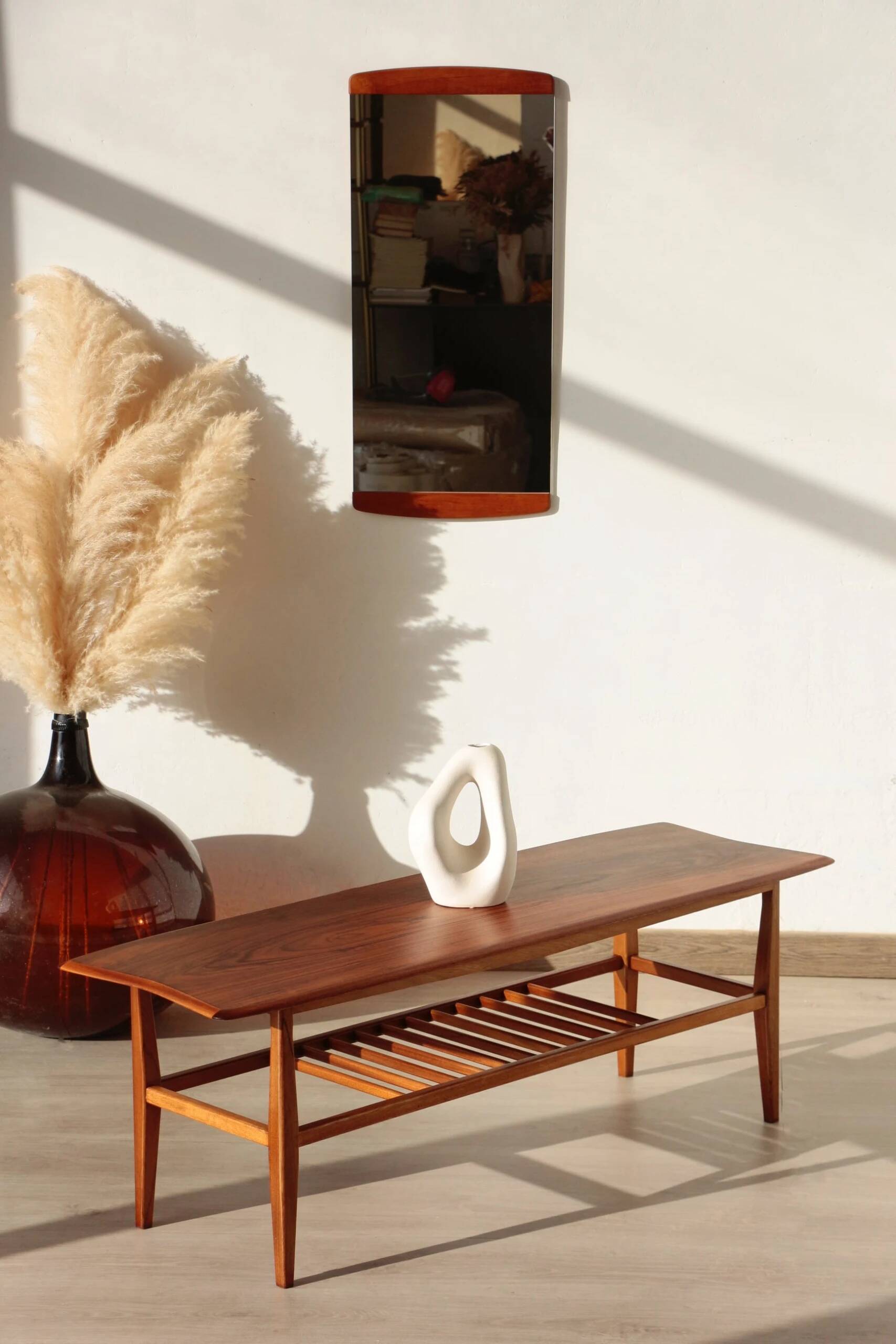 Table basse vintage Everest en noyer – style « planche de surf » (années 60)