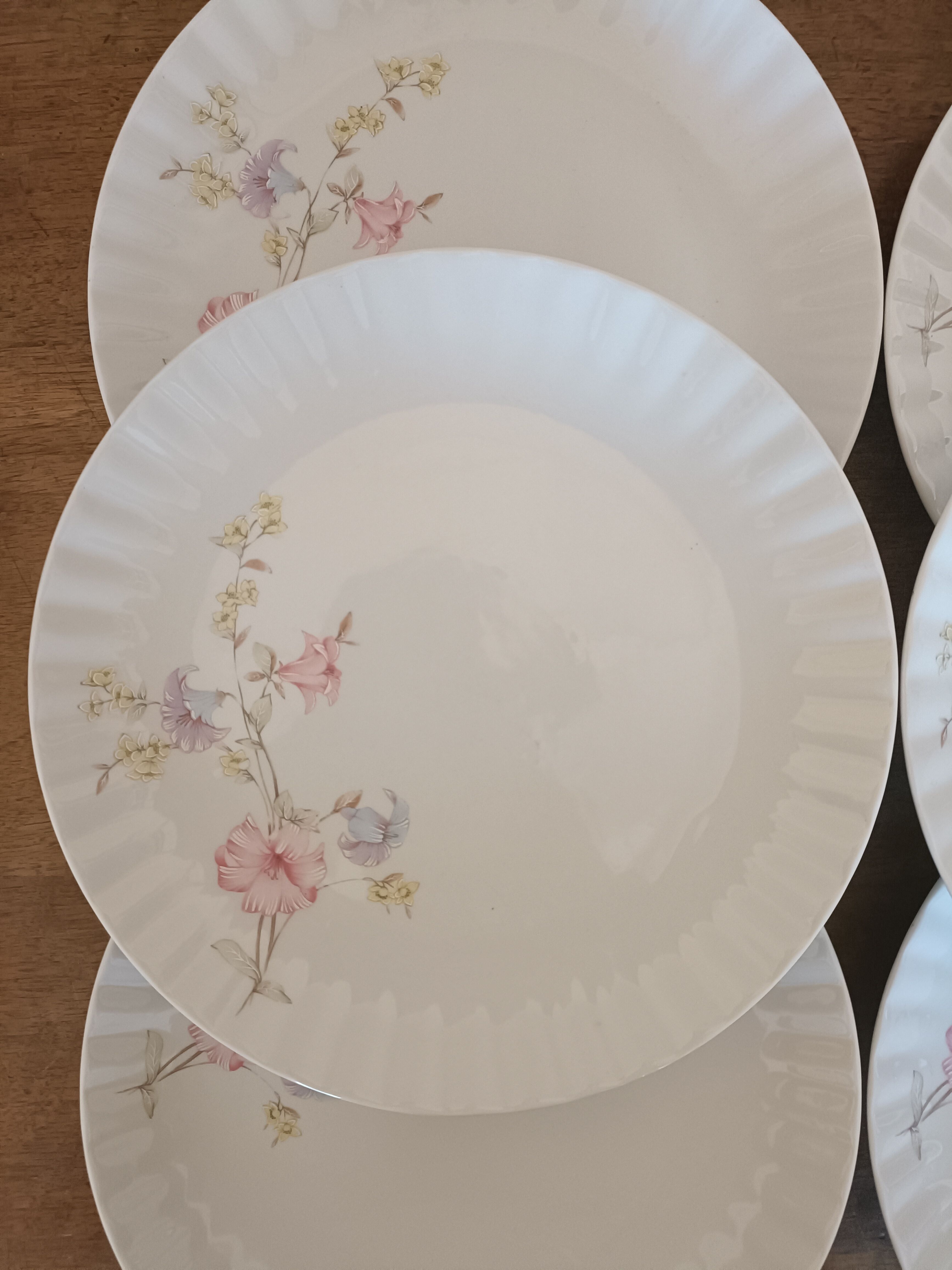 Porcelain plates pattern pastel flowers