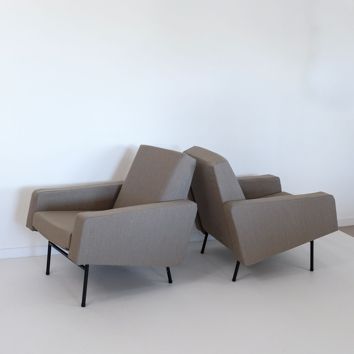 Salon G10 by Pierre Guariche