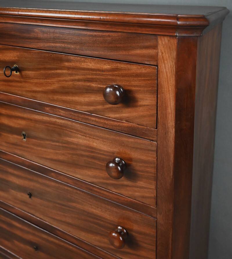 Mahogany chest of drawers – Late 19th century