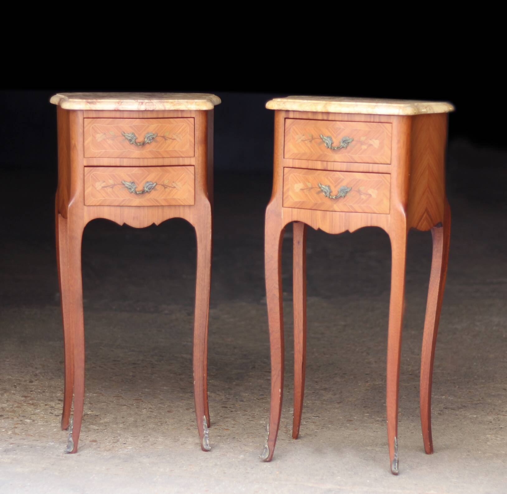 Paire de chevêts de style en placage de bois de rose.