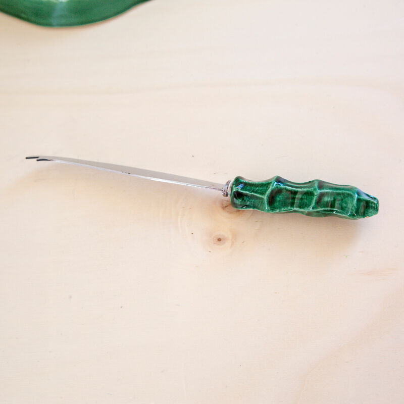 Cheese platter and its art deco green knife