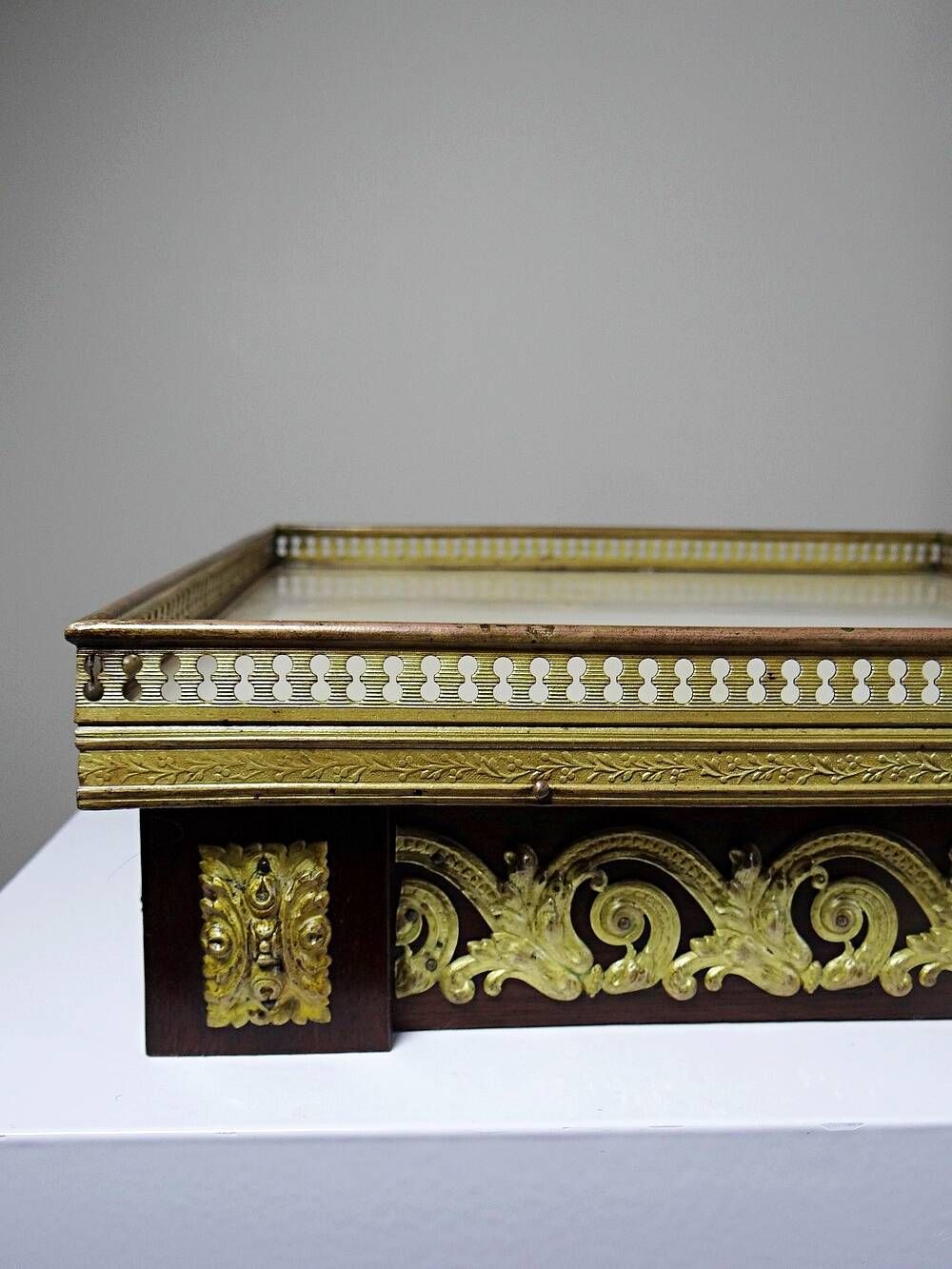 Antique wooden saddle-shaped plateau, gilded metal and onyx, circa 1900.