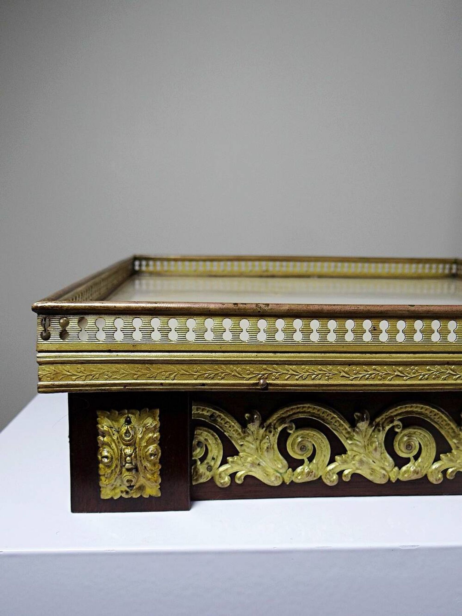 Antique wooden saddle-shaped plateau, gilded metal and onyx, circa 1900.