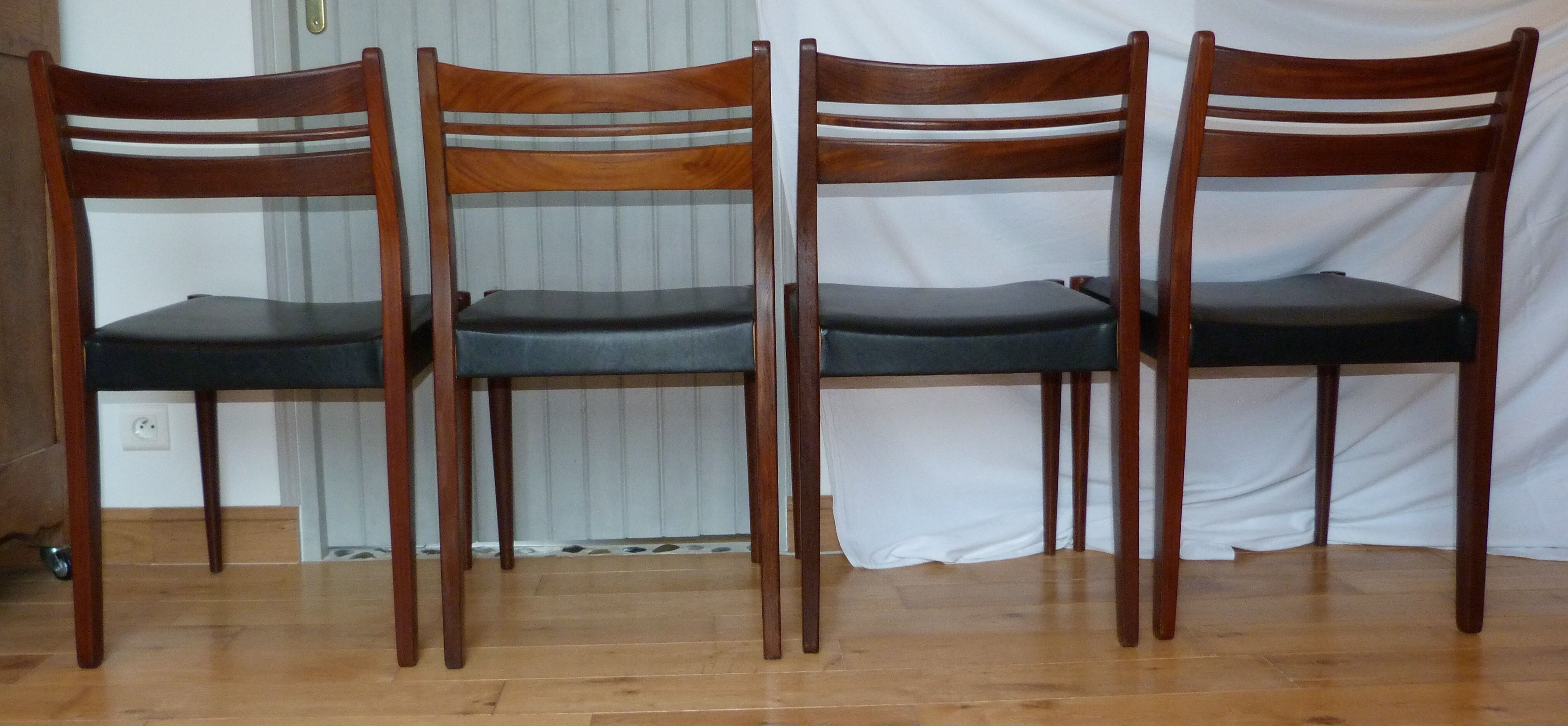 Suite of 4 Italian chairs