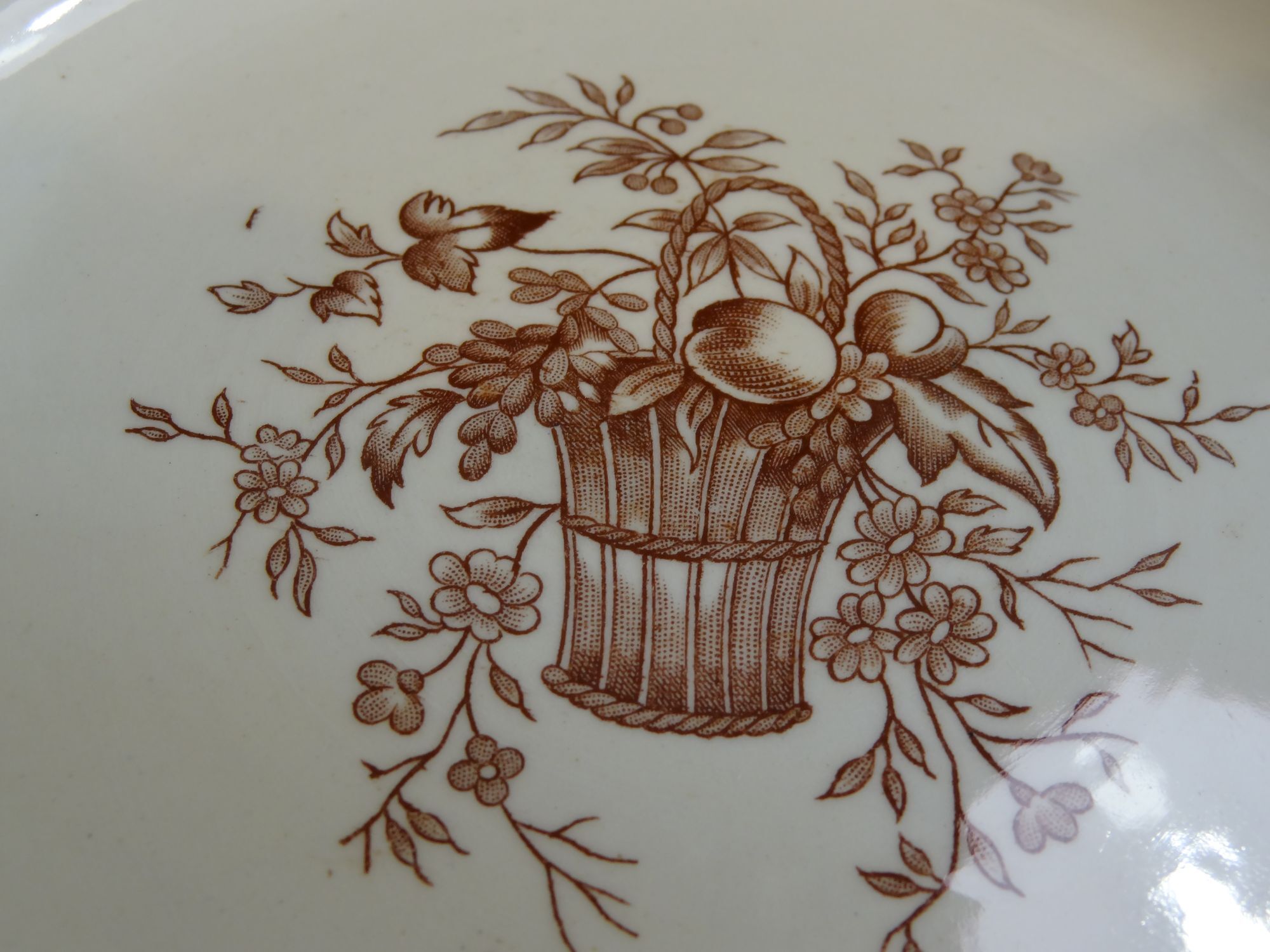 12 assiettes à dessert en faïence terre de fer, modèle rubans de chez longchamp