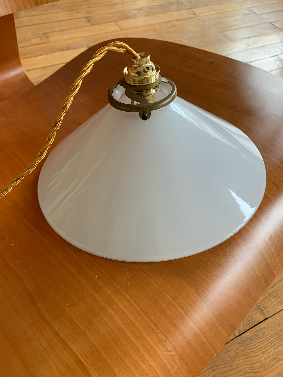 Suspension lamp in white opaline