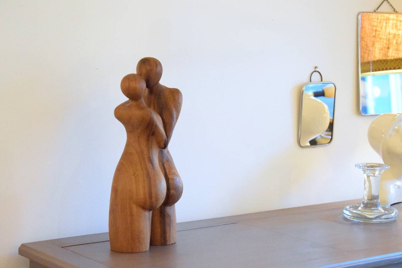 Le baiser sculpture en bois