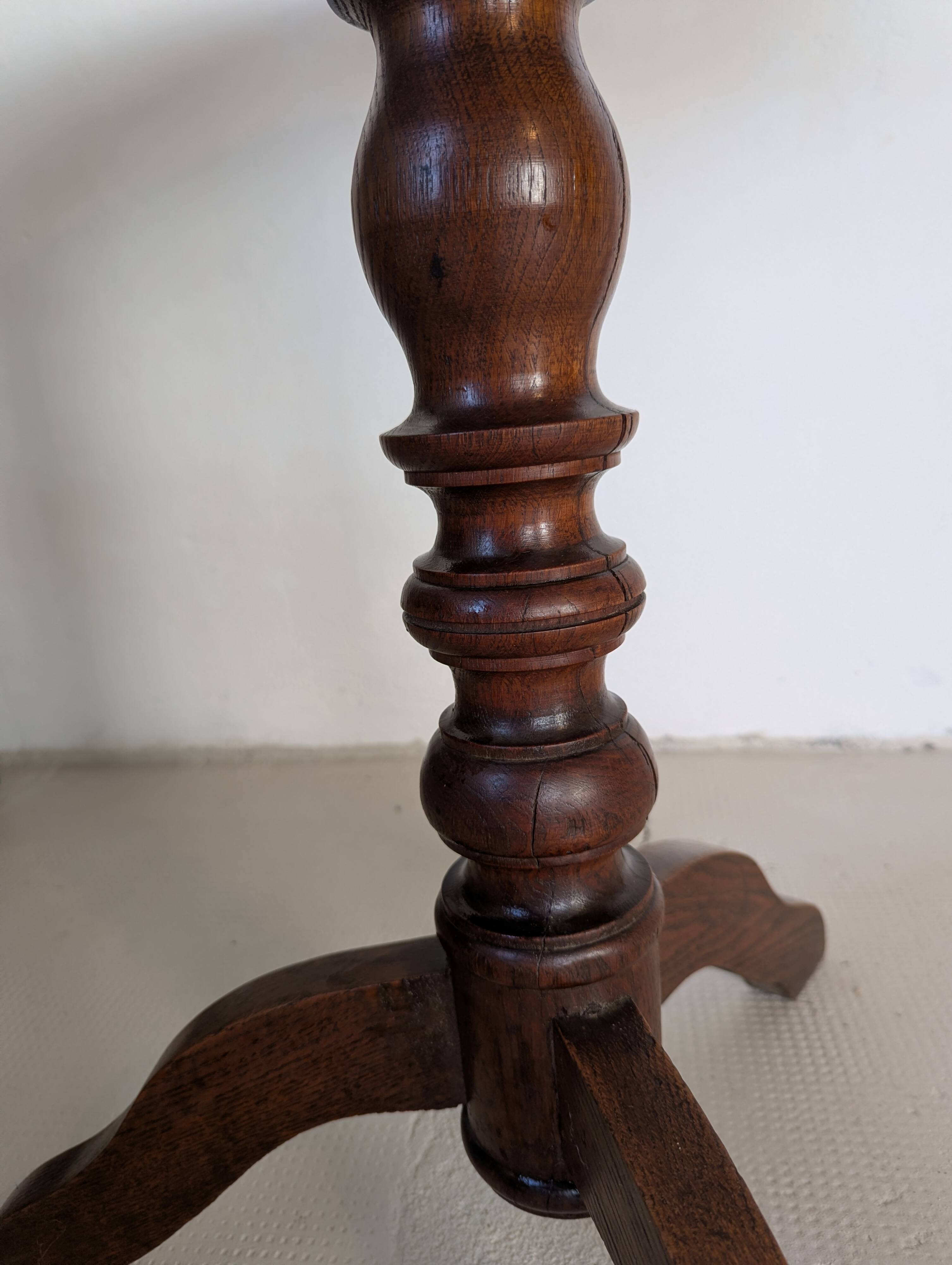 Table d'appoint ronde, pied en chêne tourné