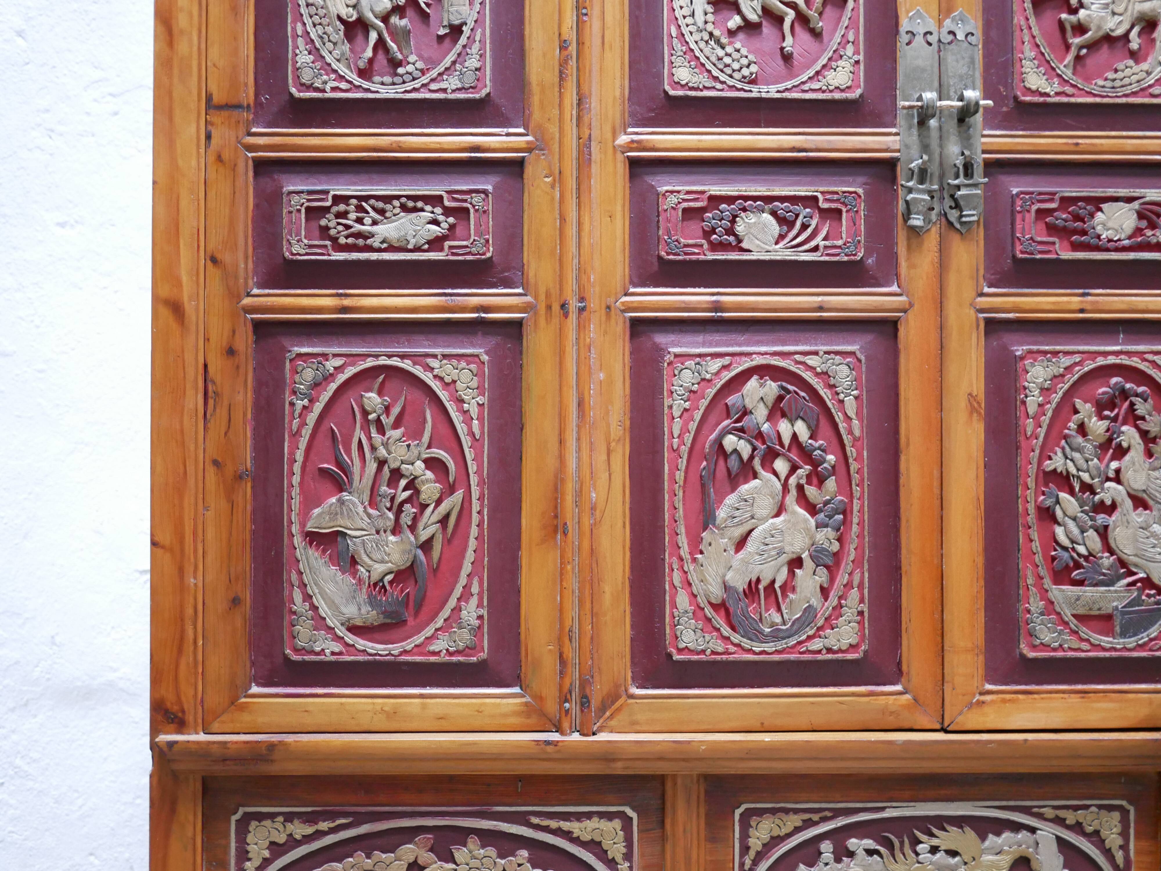 Armoire de mariage chinoise ancienne en orme sculpté et laqué – École de Ni