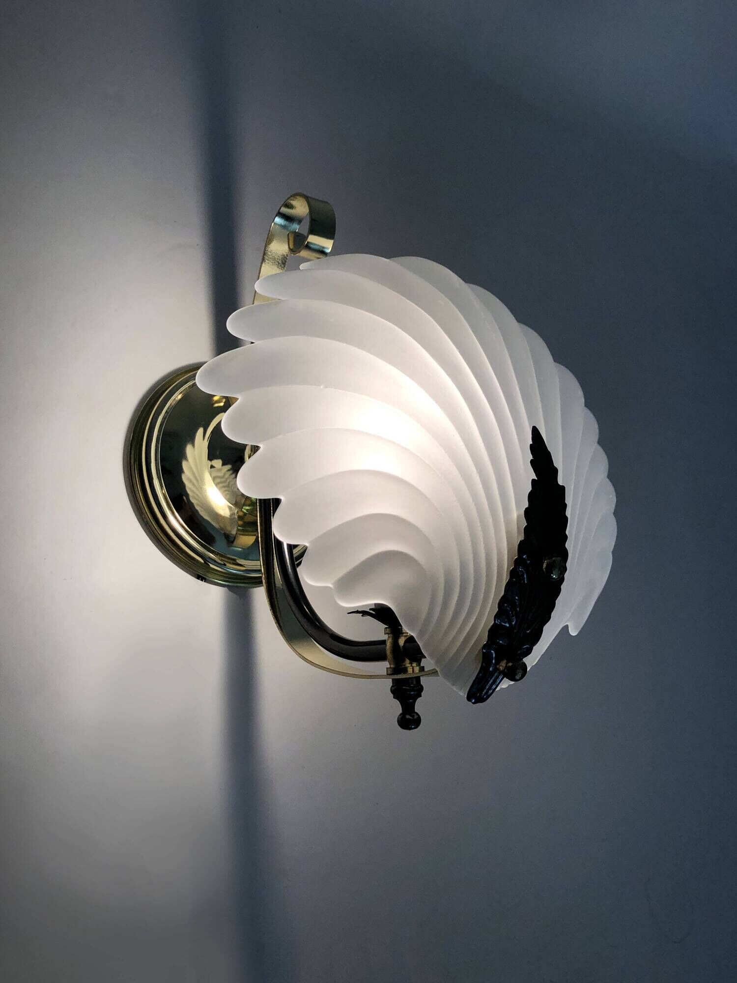 Pair of shell wall lights in glass and gold-plated metal. 1980s