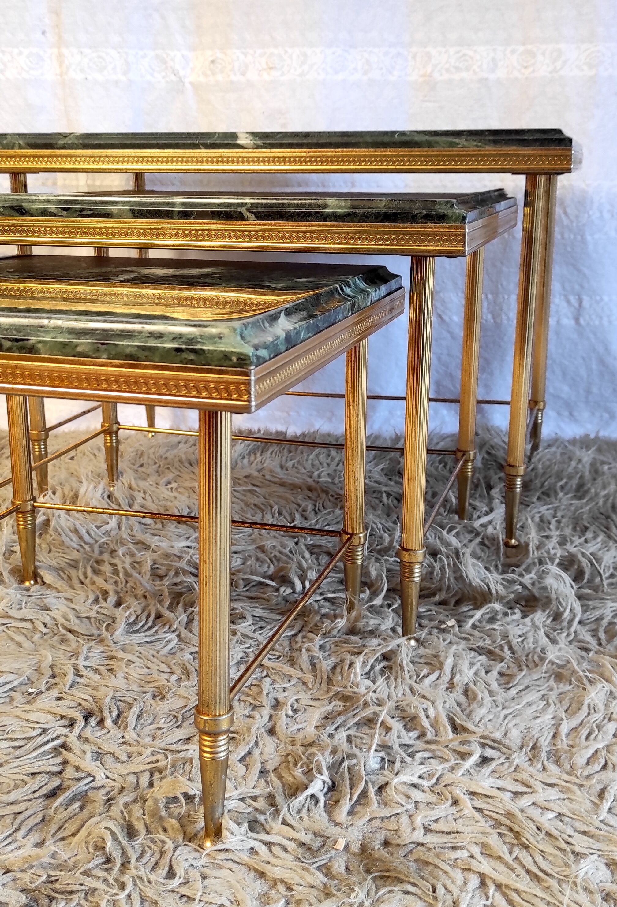 Pull-out tables in gilded metal and green marble – 60s/70s