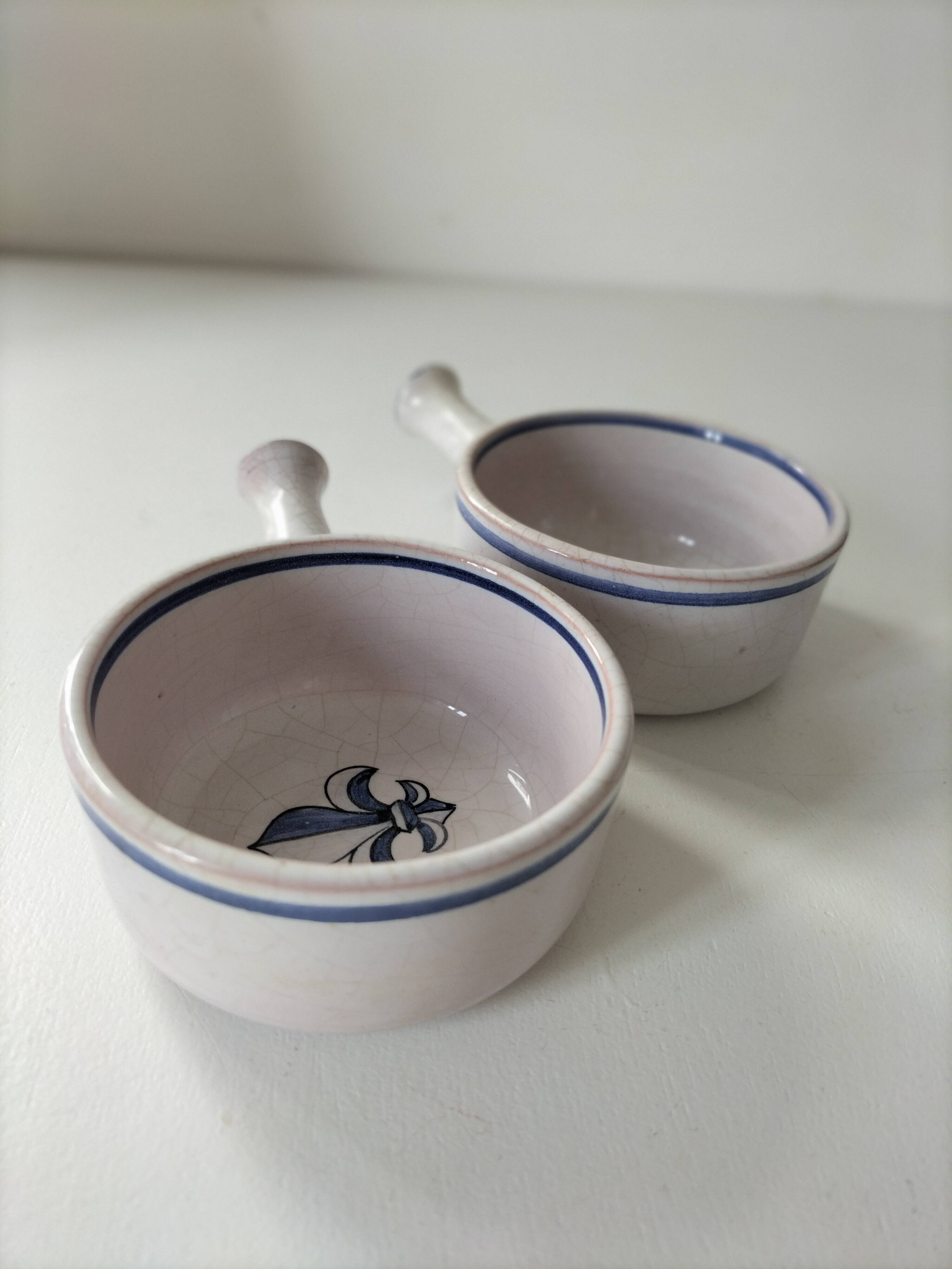 Duo de mini caquelons en faïence craquelée, décor fleur de lys