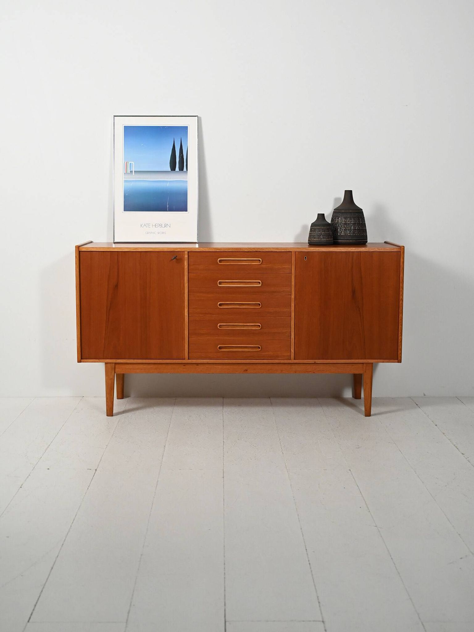 Buffet scandinave des années 1950 avec poignées incrustées.