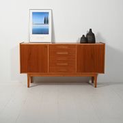 Buffet scandinave des années 1950 avec poignées incrustées.