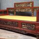Grande Banquette asiatique sculptée –Bois laqué et panneaux en relief