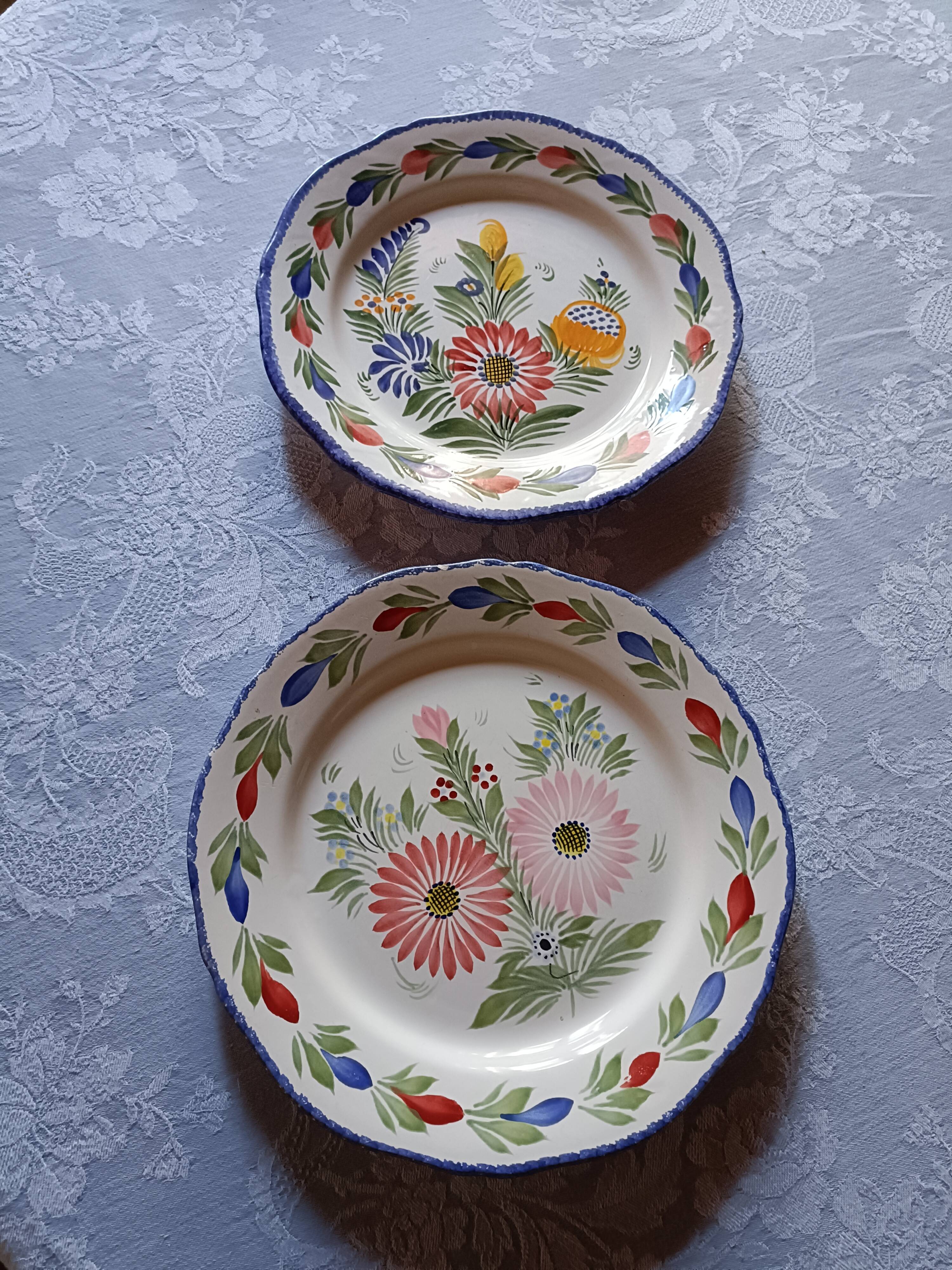 2 assiettes en faïence de Quimper peintes à la main