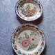 2 assiettes en faïence de Quimper peintes à la main