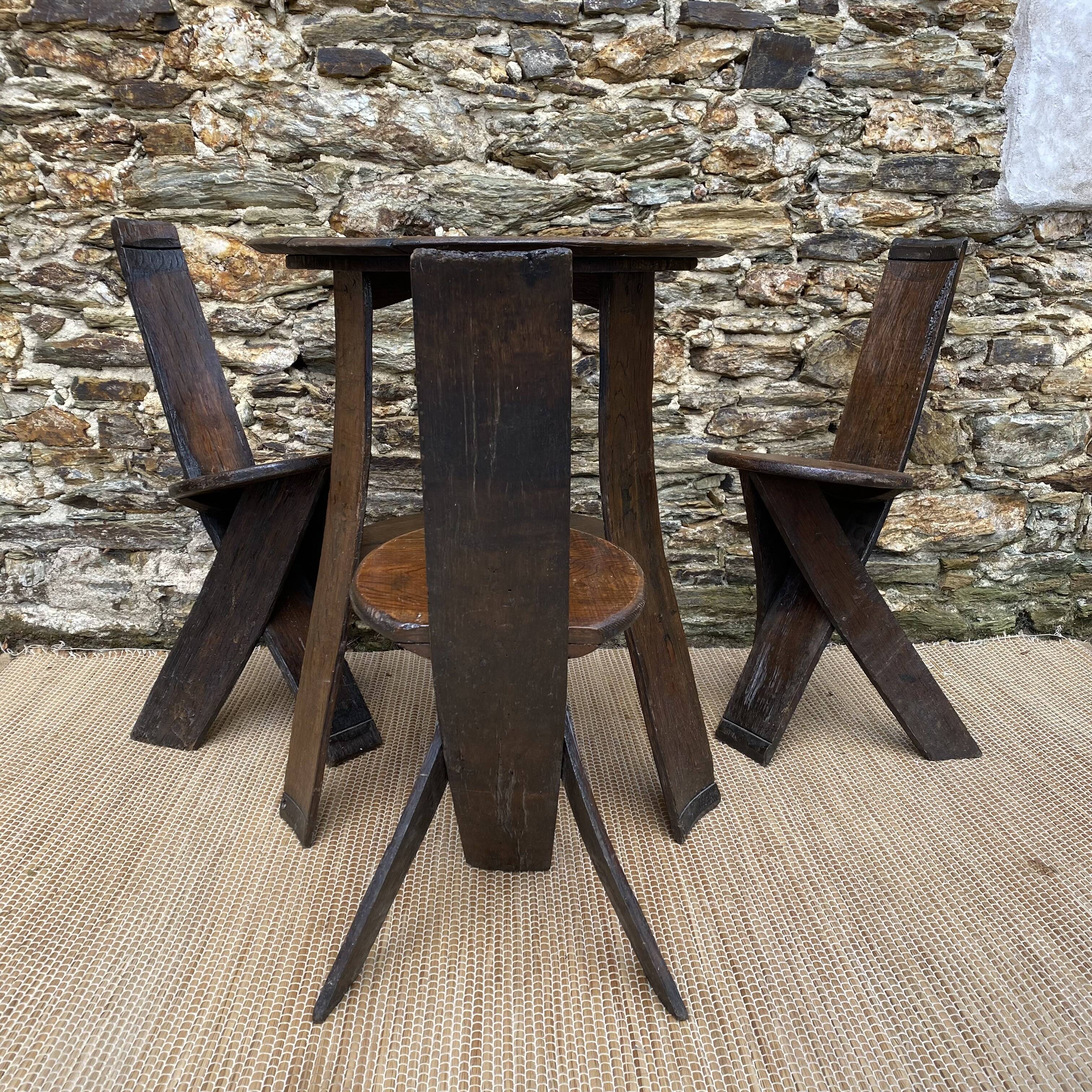 Ensemble table et chaises style brutaliste , cave à vin