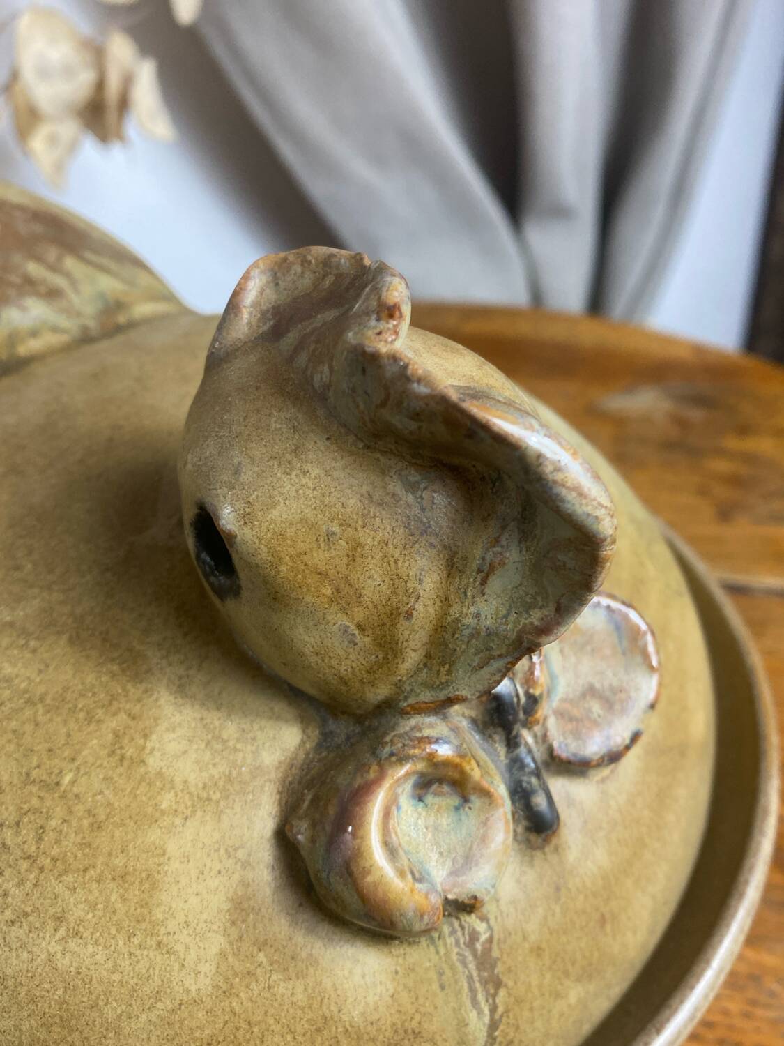 Plat avec couvercle  en grès Art Céramique en forme de poule sa