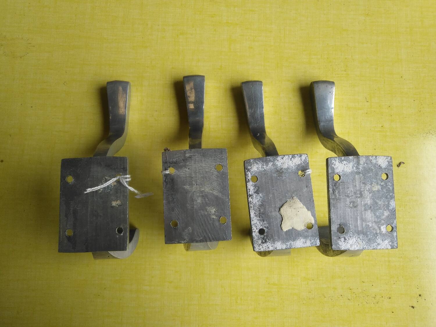 Lot de quatre patères en alu 1950