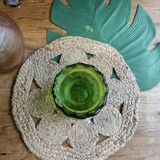 Vase en verre moulé vert