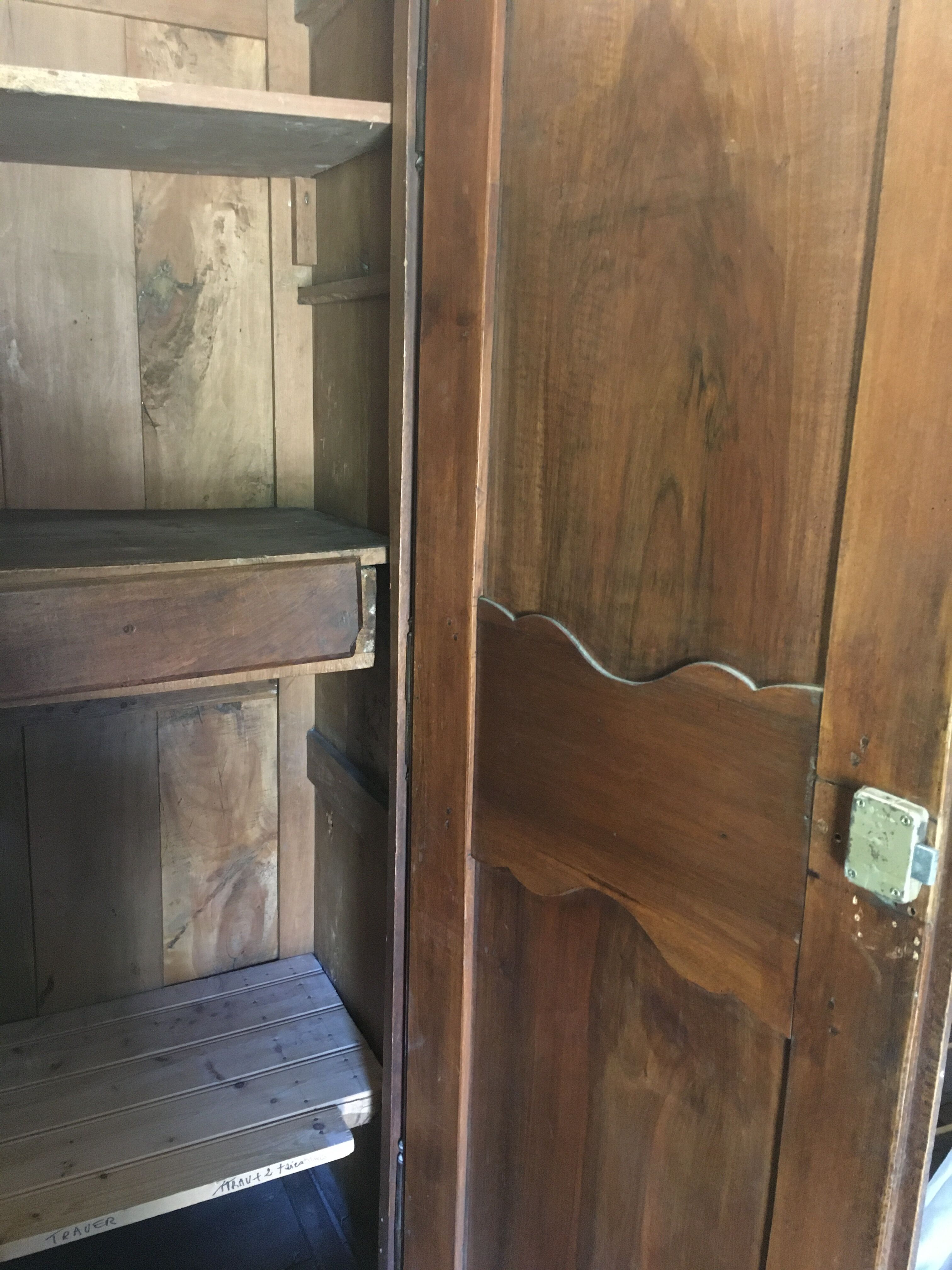 Armoire Louis XV en noyer