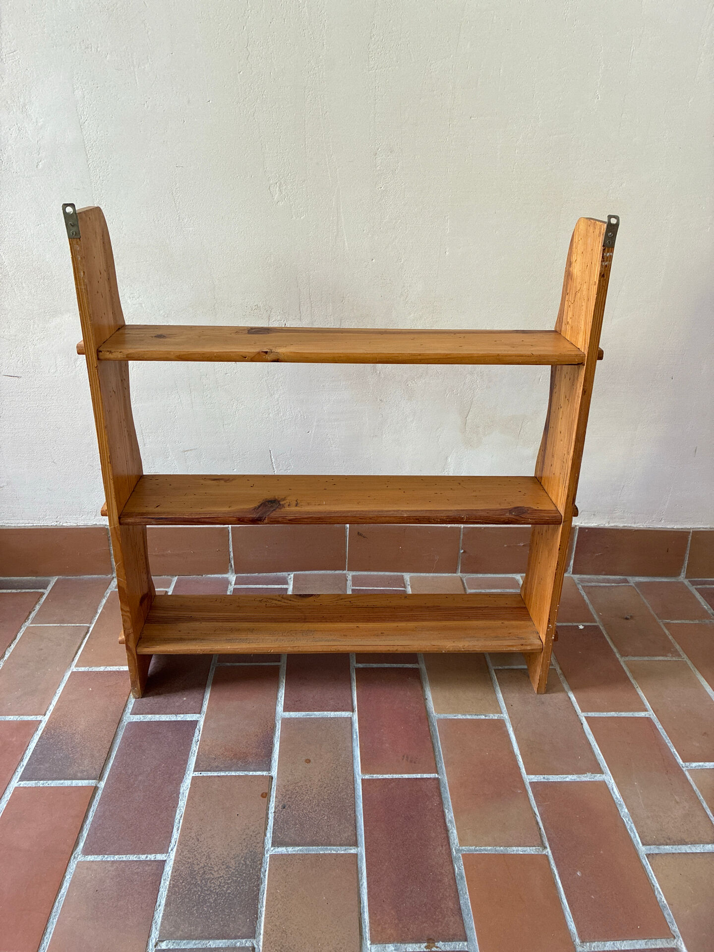 Provençal pine shelf