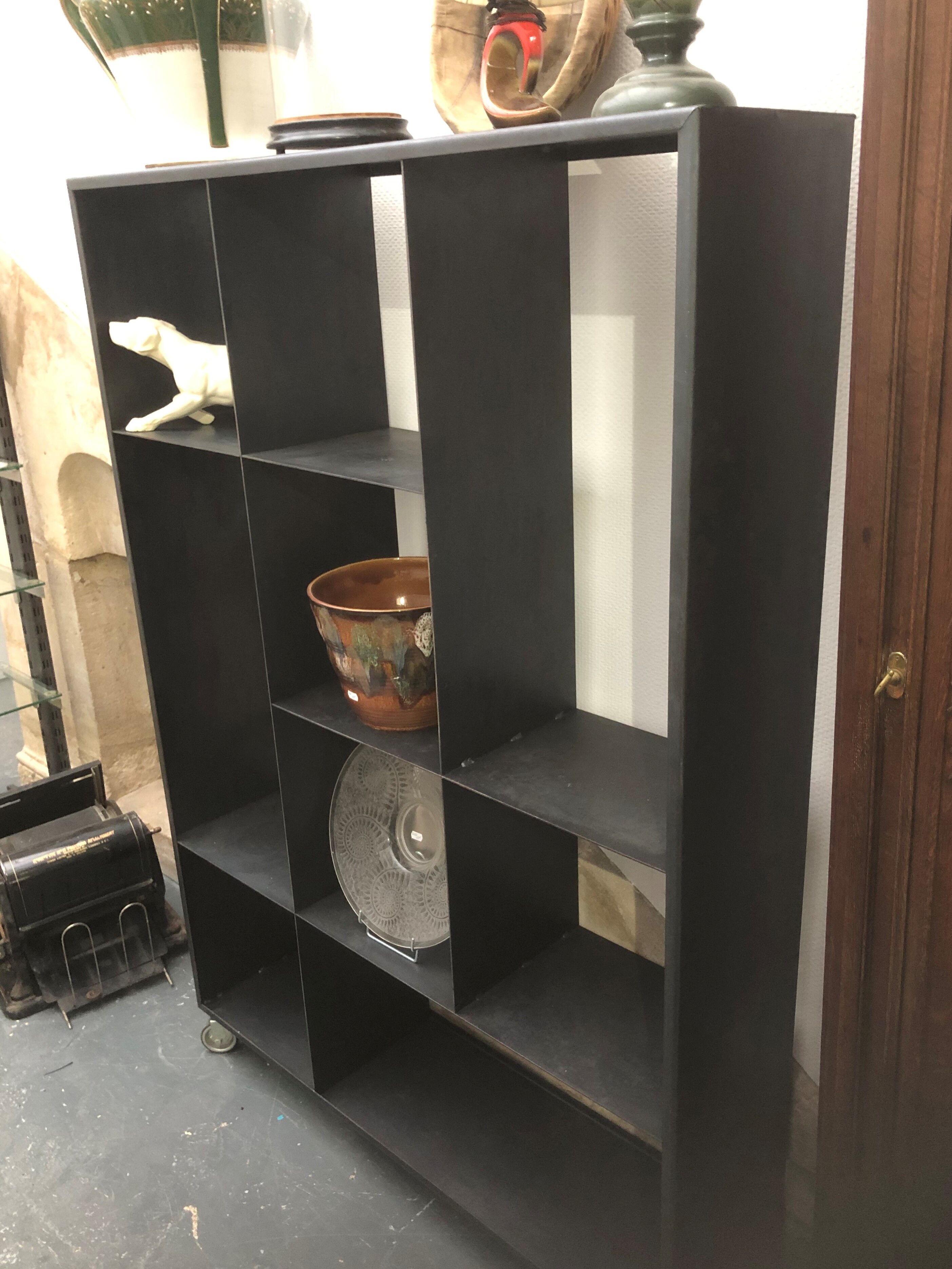 Etagère bibliothèque artisanal en acier sur roulettes industrielle