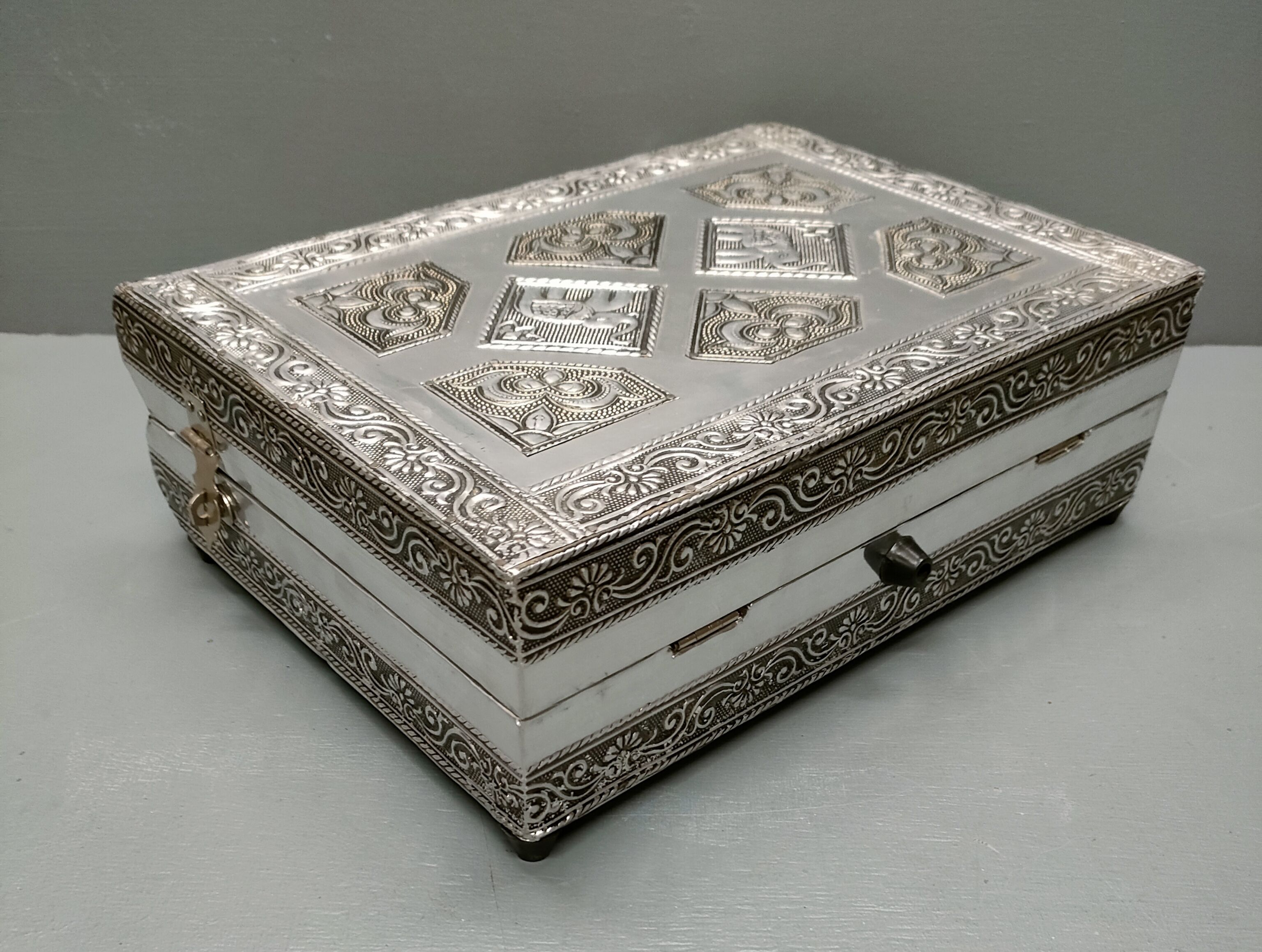 Handcrafted ethnic jewelry box - Hand-pushed silver iron - India - 70's